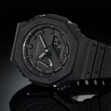 Ce modèle combiné numérique-analogique de la gamme de montres robustes G-SHOCK, toujours en quête de plus de solidité, reprend les lignes des modèles DW-5000C de première génération, mais est beaucoup plus fine. Ce modèle combiné présente une conception simple qui élimine l'accessoire, mais conserve une structure robuste.