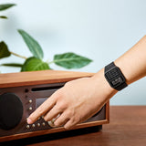 Au design original et fonctionnel, cette Montre Homme CASIO COLLECTION CA-53WF-1BEF - Bracelet Résine Noir est idéale pour les poignets masculins. Son boîtier rectangulaire réunit un cadran digital et une calculatrice. Ce garde-temps offre à disposition plusieurs options pratiques, utiles en toute situation.