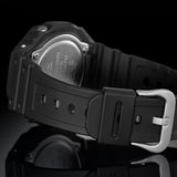 Ce modèle combiné numérique-analogique de la gamme de montres robustes G-SHOCK, toujours en quête de plus de solidité, reprend les lignes des modèles DW-5000C de première génération, mais est beaucoup plus fine. Ce modèle combiné présente une conception simple qui élimine l'accessoire, mais conserve une structure robuste.