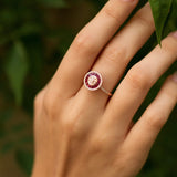 Sublime pièce de haute joaillerie, cette bague en Or 18 carats signée Ligne Vendôme est sertie de 14 Rubis d'un rouge flamboyant et de Diamants pour rehausser l'ensemble.  Ce modèle pourra parfaitement convenir pour une demande en fiançailles.