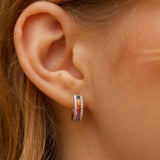 La collection "Rainbow" de Ligne Vendôme est très audacieuse, elle sera parfaite si vous aimez les bijoux sophistiqués, raffinés et élégants. Elle est particulièrement appréciée pour ses couleurs arc en ciel de Saphirs. Ces splendides Saphirs sont réhaussés par les Diamants qui les entourent. Osez briller avec ses magnifiques boucles d'oreilles.