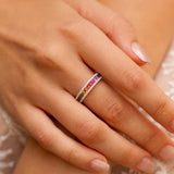 La collection "Rainbow" de Ligne Vendôme est très audacieuse, elle sera parfaite si vous aimez les bijoux sophistiqués, raffinés et élégants. Elle est particulièrement appréciée pour ses couleurs arc en ciel de Saphirs. Ces splendides Saphirs sont réhaussés par les Diamants qui les entourent. Cette bague est une pièce de joaillerie qui ne cessera de briller à votre doigt.