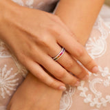 La collection "Rainbow" de Ligne Vendôme est très audacieuse, elle sera parfaite si vous aimez les bijoux sophistiqués, raffinés et élégants. Elle est particulièrement appréciée pour ses couleurs arc en ciel de Saphirs. Ces splendides Saphirs sont réhaussés par les Diamants qui les entourent. Cette bague est une pièce de joaillerie qui ne cessera de briller à votre doigt.