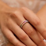 La collection "Rainbow" de Ligne Vendôme est très audacieuse, elle sera parfaite si vous aimez les bijoux sophistiqués, raffinés et élégants. Elle est particulièrement appréciée pour ses couleurs arc en ciel de Saphirs. Ces splendides Saphirs sont réhaussés par les Diamants qui les entourent. Cette bague est une pièce de joaillerie qui ne cessera de briller à votre doigt.