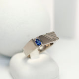 La bague Jules en or gris palladié et saphir ovale est une création magnifique de notre talentueuse joaillière, Séverine Goget. Cette pièce exquise allie l'élégance intemporelle de l'or gris palladié à la beauté éclatante d'un saphir ovale.