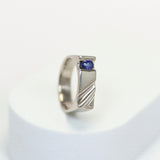 La bague Jules en or gris palladié et saphir ovale est une création magnifique de notre talentueuse joaillière, Séverine Goget. Cette pièce exquise allie l'élégance intemporelle de l'or gris palladié à la beauté éclatante d'un saphir ovale.