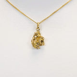 Découvrez la beauté éblouissante d'un bijou unique, le pendentif pépite d'or créé avec passion par notre talentueuse joaillière, Séverine Goget. Ce bijou exquis capture l'essence de l'élégance et de la sophistication.