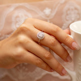 Succombez au charme de cette magnifique pièce de haute joaillerie. C'est certain elle ne passera pas inaperçu à votre doigt. Ses formes et ses courbes sont très représentatives d'une rose, la fleur symbole d'amour par excellence. Cette création est le résultat d'un joli travail d'orfèvre dont on ne se lassera pas d'admirer au quotidien.