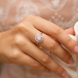 Succombez au charme de cette magnifique pièce de haute joaillerie. C'est certain elle ne passera pas inaperçu à votre doigt. Ses formes et ses courbes sont très représentatives d'une rose, la fleur symbole d'amour par excellence. Cette création est le résultat d'un joli travail d'orfèvre dont on ne se lassera pas d'admirer au quotidien.