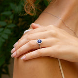 Succombez au charme de cette magnifique pièce de haute joaillerie. C'est certain elle ne passera pas inaperçu à votre doigt. Cette création est le résultat d'un joli travail d'orfèvre dont on ne se lassera pas d'admirer au quotidien.