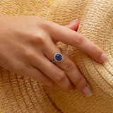 Succombez au charme de cette magnifique pièce de haute joaillerie. C'est certain elle ne passera pas inaperçu à votre doigt. Cette création est le résultat d'un joli travail d'orfèvre dont on ne se lassera pas d'admirer au quotidien.