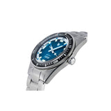 Cette montre de plongée en édition limitée à 999 exemplaires au monde, étanche à 200 m est animée par le mouvement automatique G100 assemblé à Besançon. Ce modèle Lip Nautic 3 Expédition 7e Continent au look résolument sportif est un parfait allié au quotidien grâce à sa boîte contenue de 39 mm polie et brossée en acier inoxydable 316L. Son magnifique cadran bleu océan estampillé du logo Expédition 7e Continent est recouvert d'un verre saphir