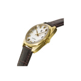 Cette montre emblématique Général de Gaulle, au boîtier poli doré de 35 mm s'est démocratisée au fil du temps. Modèle vintage revisité, au cadran blanc soleillé légèrement argenté, propose les fonctions 3 aiguilles et date ; la force du minimalisme. Elle séduit simplement, montée sur un joli bracelet en cuir de vachette marron façon crocodile, surpiqué en ton sur ton, muni d'une boucle ardillon dorée. Une création horlogère Lip pensée pour illuminer vos tenues habituelles ou exceptionnelles.