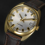 Cette montre emblématique Général de Gaulle, au boîtier poli doré de 35 mm s'est démocratisée au fil du temps. Modèle vintage revisité, au cadran blanc soleillé légèrement argenté, propose les fonctions 3 aiguilles et date ; la force du minimalisme. Elle séduit simplement, montée sur un joli bracelet en cuir de vachette marron façon crocodile, surpiqué en ton sur ton, muni d'une boucle ardillon dorée. Une création horlogère Lip pensée pour illuminer vos tenues habituelles ou exceptionnelles.