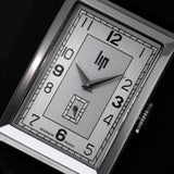 La maison Lip innove et fait évoluer son prestigieux modèle T24 avec une nouvelle version 2015, la T24. Entièrement fabriquée en France, cette montre garde l'esprit authentique et vintage de la T24 mais offre des dimensions plus imposantes que son ainée avec un boitier acier de 42 mm de longueur et 24 mm de largeur. Cette montre destinée aux hommes offre un cadran gris accompagné d'un index de chiffres arabes noir.