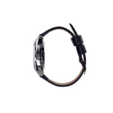 Lip revisite son modèle emblématique de la Général De Gaulle. En effet, la maison française, revisite ce modèle en le parant de noir et d'un mouvement squelette ! Vous pourrez ainsi profiter du savoir-faire de la maison ! Son boîtier en acier inoxydable de forme ronde vous accompagnera dans vos déplacements quotidiens.