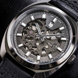 Lip revisite son modèle emblématique de la Général De Gaulle. En effet, la maison française, revisite ce modèle en le parant de noir et d'un mouvement squelette ! Vous pourrez ainsi profiter du savoir-faire de la maison ! Son boîtier en acier inoxydable de forme ronde vous accompagnera dans vos déplacements quotidiens.