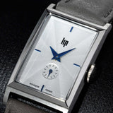 Un garde-temps au charme authentique et vintage qui est fabriqué en France par la maison horlogère française Lip. Issu de la collection T18, le modèle est une réédition fidèle de la montre T18 des années 1930 qui fut offerte à Winston Churchill dont elle conserve l'esthétique iconique et intemporel.