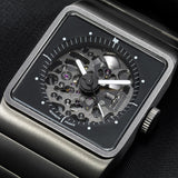 Lip est une manufacture horlogère française avec une histoire extrêmement riche. Elle propose des montres avec des designs variés, modernes et vintages qui se basent sur des innovations techniques importantes. Le modèle Big TV Titane 671656 que nous vous proposons est signé Roger Tallon qui se caractérise par un style différent en-dehors des codes classique de l'horlogerie. Il est composé d'un boîtier carré de 35 mm de diamètre et qui est conçu en titane.