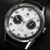 Forte de plus de 150 ans d'expérience dans le domaine de l'horlogerie, la marque incontournable Lip propose des montres intemporelles alliant à merveille esthétique et fonctionnalité. Insufflant l'élégance à la française dans chacune de ses créations, elle continue à marquer les esprits par des gardes-temps sophistiqués au design avant-gardiste et aux lignes contemporains, dont ce magnifique modèle Bi-Compax 671673.