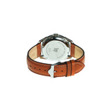 Fabriquée à Besançon, la montre Lip Himalaya au style sport chic possède un boîtier acier inoxydable 316L de 40 mm et un bracelet cuir camel surpiqué blanc. Son cadran vert profond affiche le jour en français et la date. Étanche 50 m, cette montre est un modèle intemporel alliant élégance et robustesse.