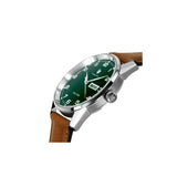 Fabriquée à Besançon, la montre Lip Himalaya au style sport chic possède un boîtier acier inoxydable 316L de 40 mm et un bracelet cuir camel surpiqué blanc. Son cadran vert profond affiche le jour en français et la date. Étanche 50 m, cette montre est un modèle intemporel alliant élégance et robustesse.