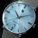 Une ligne épurée et élégante sont les principaux atouts de la collection Lip Dauphine. Cette version avec un diamètre de 38 mm confère à cette montre un confort très apprécié. Une boîte en acier inoxydable 316L polie, montée sur un bracelet ajustable en mailles milanaises couleur argentée muni d'un fermoir style charriot pour un ajustement précis. Son cadran soleillé bleu clair est parcouru par des aiguilles argentées et recouvert d'un verre saphir bombé traité antireflet ; ce modèle quartz 3 aiguilles date