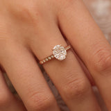 Ligne épurée et moderne pour cette splendide bague Diamants en Or Rose signée Ligne Vendôme. Son design intemporel vous séduira, elle vous illuminera au quotidien grâce à ses Diamants scintillants.