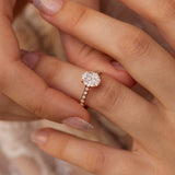 Ligne épurée et moderne pour cette splendide bague Diamants en Or Rose signée Ligne Vendôme. Son design intemporel vous séduira, elle vous illuminera au quotidien grâce à ses Diamants scintillants.