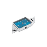 Ce modèle authentique vient compléter la collection Ariane 051J661 avec son cadran bleu captivant et son bracelet en acier argenté. Son design raffiné ajoute une touche de sophistication à toute tenue. Polyvalente et chic, cette montre est un accessoire incontournable pour les femmes modernes en quête d'un style remarquable.