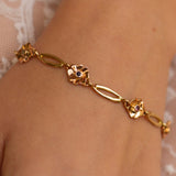 Découvrez l'élégance ultime avec notre bracelet en or 18 carats orné de délicates fleurs serties de pierres précieuses (Cordiérites, Rhodolites, Péridots). Chaque fleur, abrite une pierres précieuses, créant un contraste magnifique avec l'or chaud. Portez cette pièce pour ajouter une touche de sophistication à toutes vos occasions spéciales.