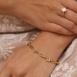 Découvrez l'élégance ultime avec notre bracelet en or 18 carats orné de délicates fleurs serties de pierres précieuses (Cordiérites, Rhodolites, Péridots). Chaque fleur, abrite une pierres précieuses, créant un contraste magnifique avec l'or chaud. Portez cette pièce pour ajouter une touche de sophistication à toutes vos occasions spéciales.