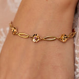 Découvrez l'élégance ultime avec notre bracelet en or 18 carats orné de délicates fleurs serties de pierres précieuses (Cordiérites, Rhodolites, Péridots). Chaque fleur, abrite une pierres précieuses, créant un contraste magnifique avec l'or chaud. Portez cette pièce pour ajouter une touche de sophistication à toutes vos occasions spéciales.