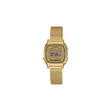 Voici la nouvelle Montre Femme Casio Vintage LA670WEMY-9EF dont le style et le caractère Vintage subtilement assumé n'ont point d'égal. Elle s'inscrit au sein d'une sélection de montres ayant marqué toute une génération. Le retour gagnant d'une gamme originale qui revient au goût du jour avec des modèles électroniques inoubliables à affichage digitale.