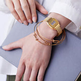 Voici la nouvelle Montre Femme Casio Vintage LA670WEMY-9EF dont le style et le caractère Vintage subtilement assumé n'ont point d'égal. Elle s'inscrit au sein d'une sélection de montres ayant marqué toute une génération. Le retour gagnant d'une gamme originale qui revient au goût du jour avec des modèles électroniques inoubliables à affichage digitale.