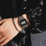 La montre Casio A158WEA-1EF allie robustesse et élégance. Cette montre numérique argentée séduit par son bracelet et son cadran en acier inoxydable, offrant à la fois style et durabilité. Un accessoire iconique, parfait aussi pour affirmer un look street fashion.