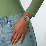 Icône rétro par excellence, cette montre mixte Casio allie style intemporel et fonctionnalité. Son cadran digital, logé dans un boîtier rectangulaire en résine, s’accompagne d’un bracelet en acier inoxydable. Équipée d’une alarme et d’un chronographe, elle se porte avec aisance en toute occasion.