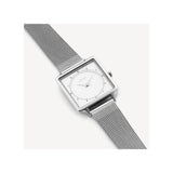 Entièrement argentée et blanche, la montre Claire incarne la sobriété chic. Elle allie simplicité, raffinement et style, pour un look intemporel et lumineux.