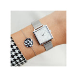 Entièrement argentée et blanche, la montre Claire incarne la sobriété chic. Elle allie simplicité, raffinement et style, pour un look intemporel et lumineux.