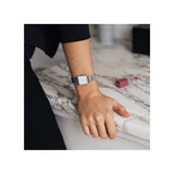 Entièrement argentée et blanche, la montre Claire incarne la sobriété chic. Elle allie simplicité, raffinement et style, pour un look intemporel et lumineux.