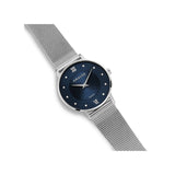 Que ce soit pour une soirée élégante ou pour apporter une touche d'élégance à votre look de tous les jours, la montre Héloïse est l'accessoire qu'il vous faut. Le cadran d'un bleu profond s'impose à votre poignet.