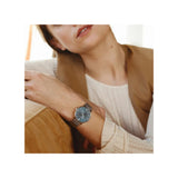 Que ce soit pour une soirée élégante ou pour apporter une touche d'élégance à votre look de tous les jours, la montre Héloïse est l'accessoire qu'il vous faut. Le cadran d'un bleu profond s'impose à votre poignet.