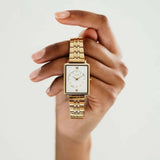 Kylie est définitivement un classique à porter au quotidien, une touche d'éclat à votre tenue. Une montre en or intemporelle à offrir ou à s'offrir.