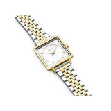 À la fois classe et épurée, la montre Melody séduit par son bracelet à maillons bicolores qui attire tous les regards. Une version revisitée de la Mary, pour un style élégant au quotidien.