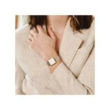 À la fois classe et épurée, la montre Melody séduit par son bracelet à maillons bicolores qui attire tous les regards. Une version revisitée de la Mary, pour un style élégant au quotidien.