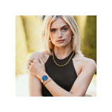 La montre Odette, avec son boîtier en or jaune et son cadran à motif soleil vert foncé, est faite pour ceux qui souhaitent se démarquer par leur élégance unique et leur originalité.