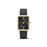 Un cadran noir aux motifs profonds encadré dans un boîtier ultrafin de couleur or, associé à un bracelet en cuir italien noir : un classique intemporel qui vous permettra de commencer votre journée avec style.