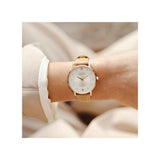 Que ce soit pour une soirée élégante ou pour ajouter une touche de raffinement à votre quotidien, la montre Rosalie est l’accessoire idéal. Son cadran blanc-argenté sublime votre poignet avec une élégance discrète, tandis que son bracelet nude apporte une touche de douceur.