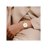 Que ce soit pour une soirée élégante ou pour ajouter une touche de raffinement à votre quotidien, la montre Rosalie est l’accessoire idéal. Son cadran blanc-argenté sublime votre poignet avec une élégance discrète, tandis que son bracelet nude apporte une touche de douceur.