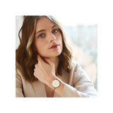 Que ce soit pour une soirée élégante ou pour ajouter une touche de raffinement à votre quotidien, la montre Rosalie est l’accessoire idéal. Son cadran blanc-argenté sublime votre poignet avec une élégance discrète, tandis que son bracelet nude apporte une touche de douceur.